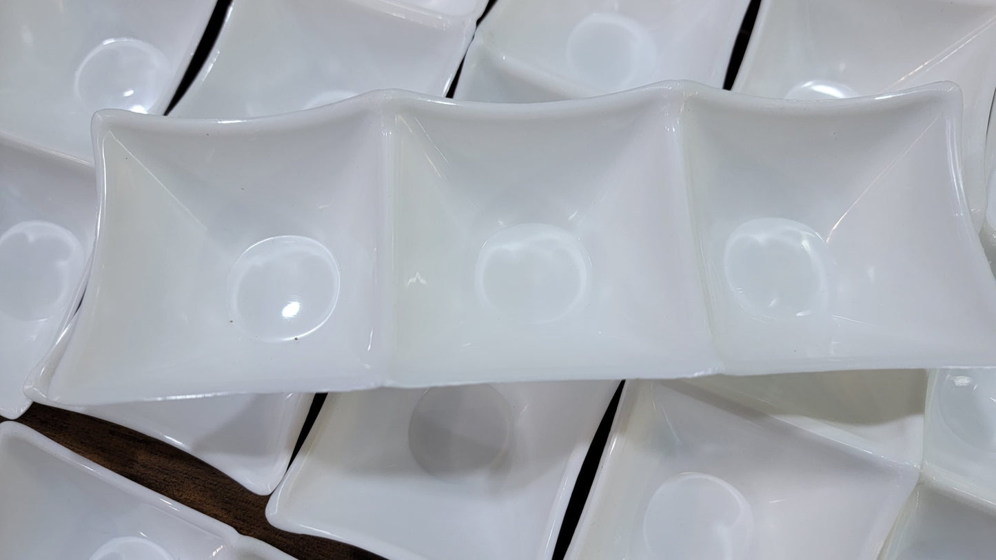 3-Compartment Dipping Sauce Dish – BPA-Free Plastic Condiment Server for Hot Pot, Sushi, Appetizers – Microwave & Dishwasher Safe (random color)