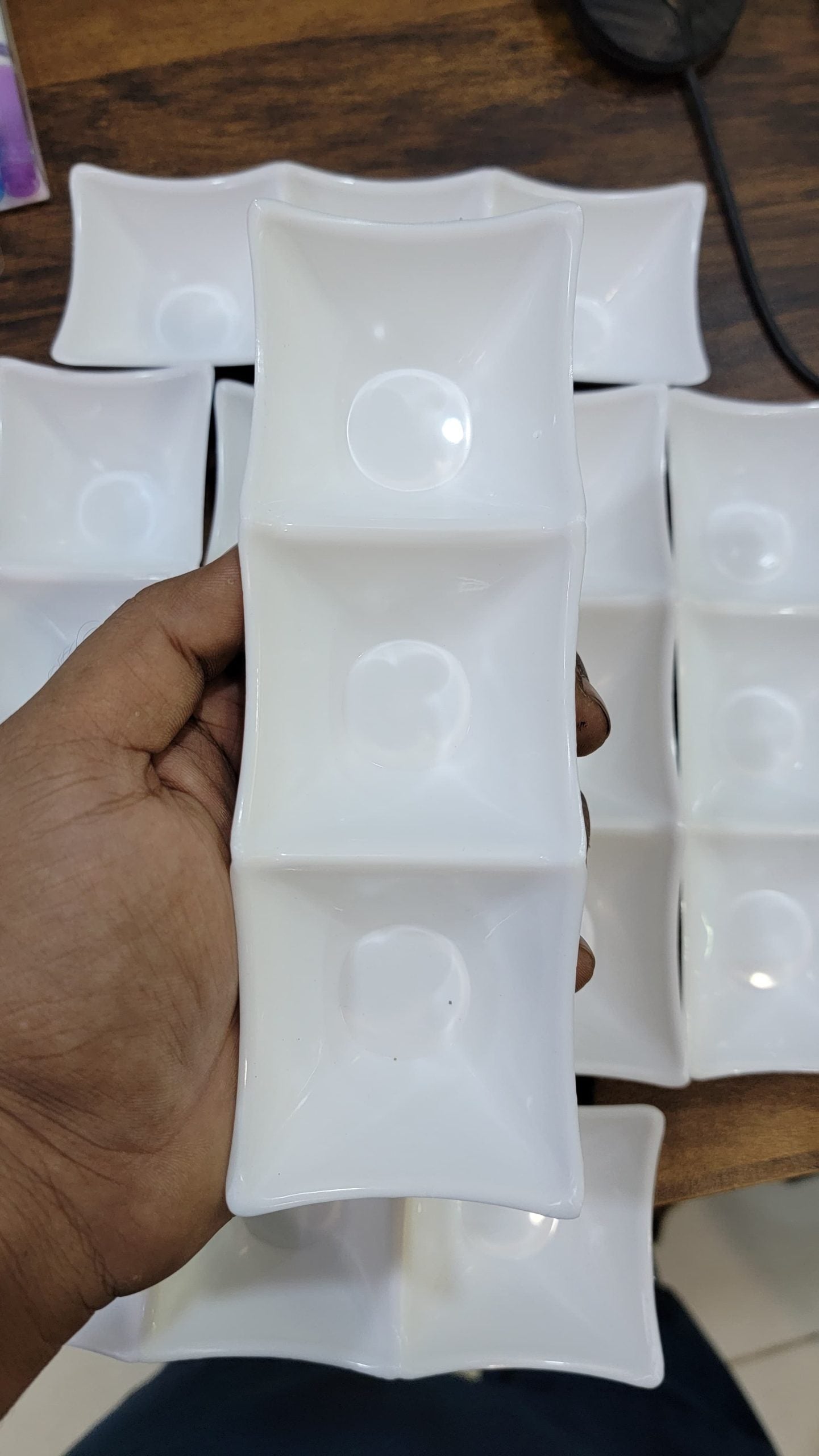 3-Compartment Dipping Sauce Dish – BPA-Free Plastic Condiment Server for Hot Pot, Sushi, Appetizers – Microwave & Dishwasher Safe (random color)