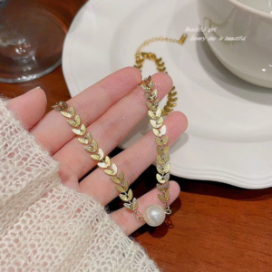 Pearl & Leaf Korean Beautiful Pendant Necklace - Elegant Golden Alloy Necklace